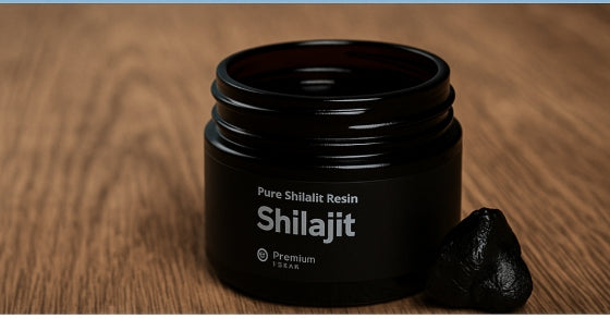 Zwarte glazen pot Shilajit hars op houten ondergrond – krachtig natuurlijk supplement bekend uit de Ayurveda voor energie, herstel en focus.