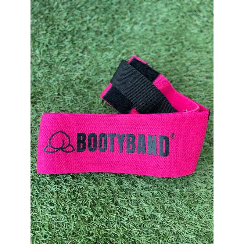 Pink resistance band met zwarte straps voor verstelbare booty en bilspier training
