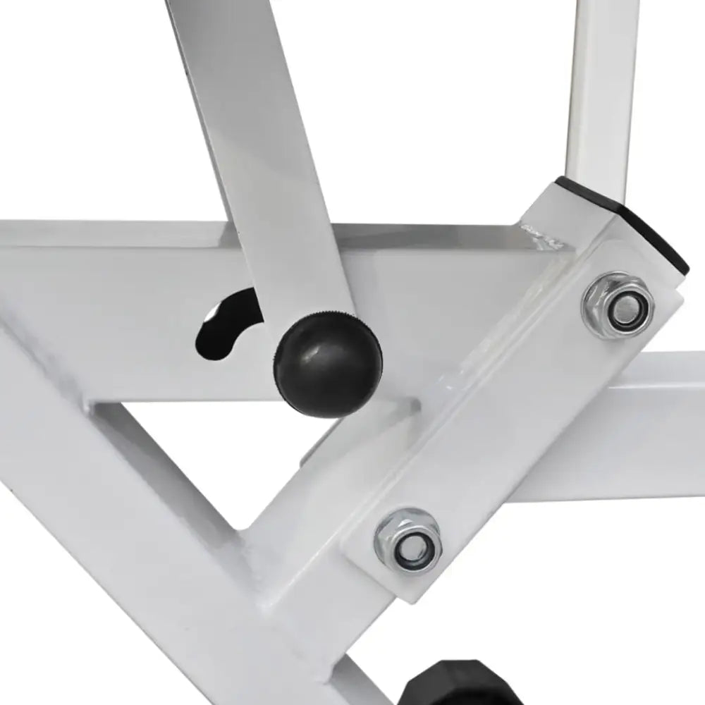 Metalen verbinding of beugel met wit geverfde oppervlakken, bouten en een zwarte knop of dop.