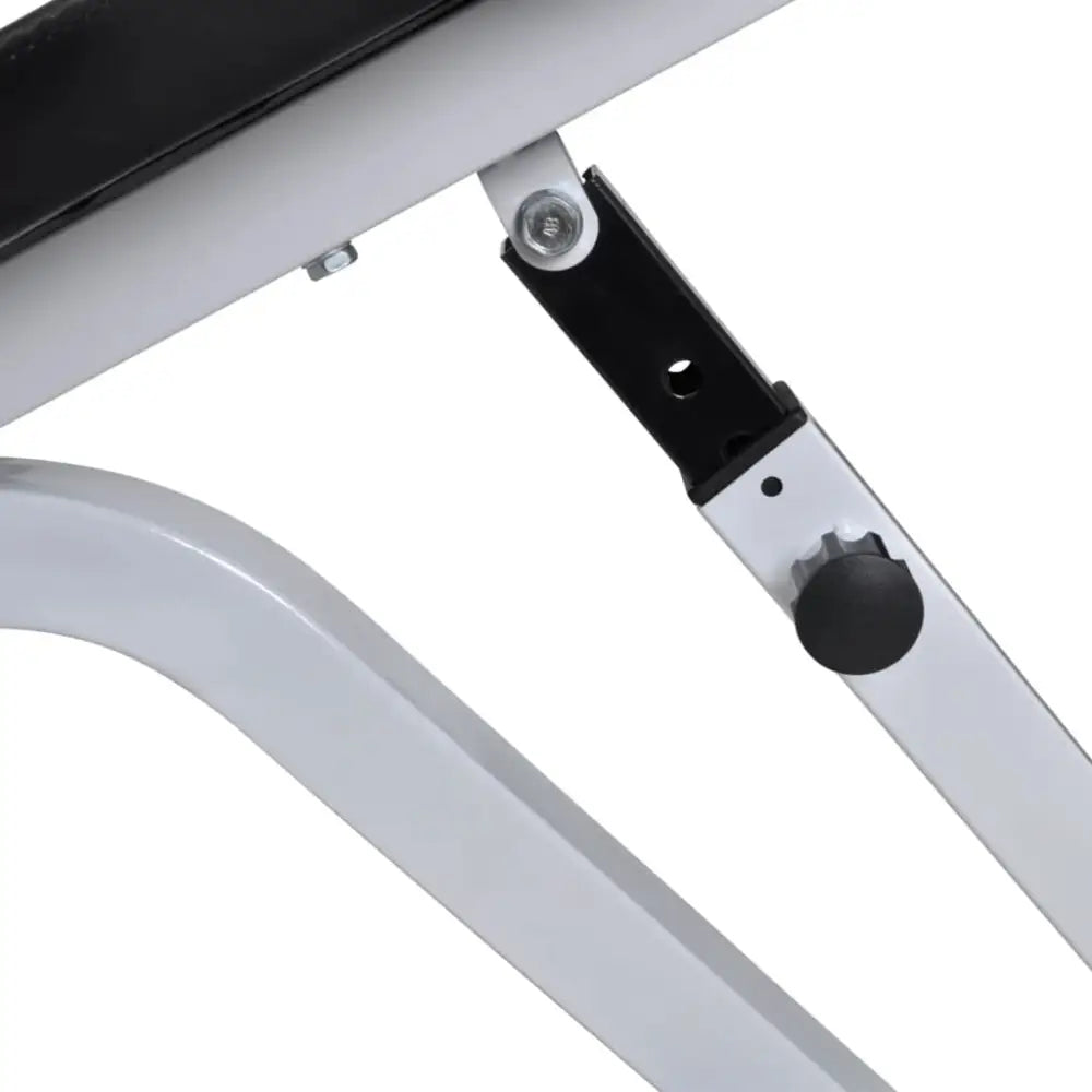Verstelbaar mechanisme van een trainingsapparaat of medische apparatuur, voorzien van een metalen frame met een knop voor hoekverstelling.