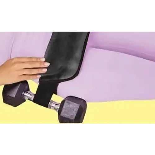 Dumbbells aan black strap voor hip thrust riem en krachttraining op meubels