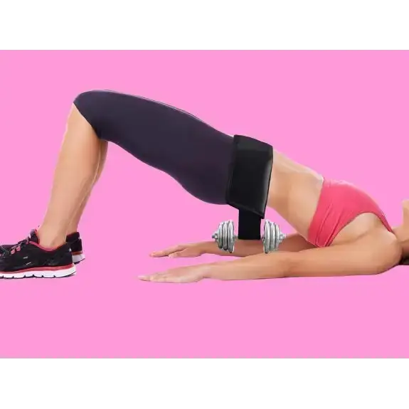 Vrouw doet hip thrust met thrust riem voor krachttraining en meubelverplaatsing