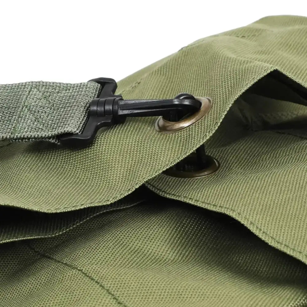 Groene canvas rugzak met zwart clip in militaire stijl van oxford stof