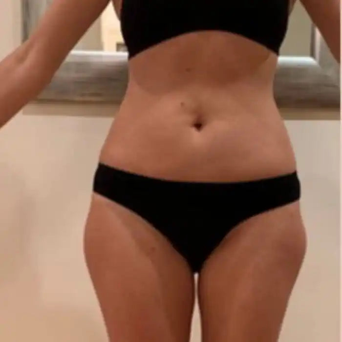 Het middelste deel en de bovenbenen van een persoon in zwart ondergoed.