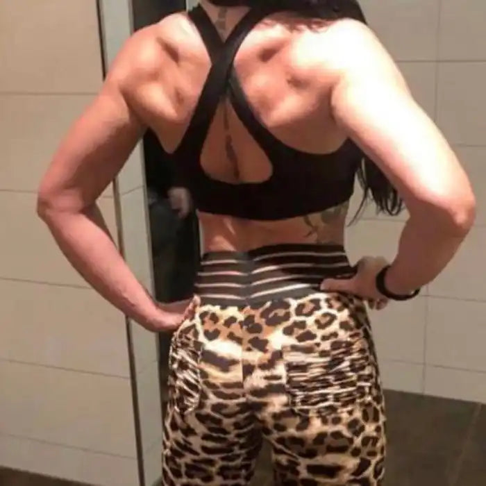 Spierwijze vrouw in leggings met luipaardprint.
