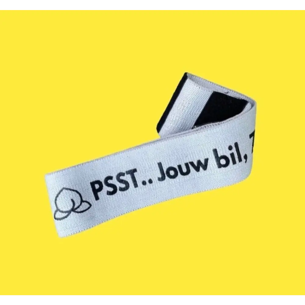 Witte label met zwarte tekst op verstelbare booty band voor extra comfort