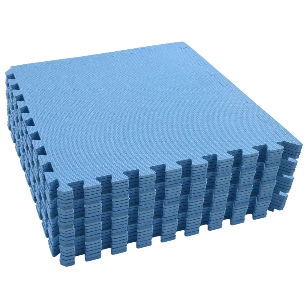 Stapel in elkaar grijpende blauw schuimrubberen vloermatten.