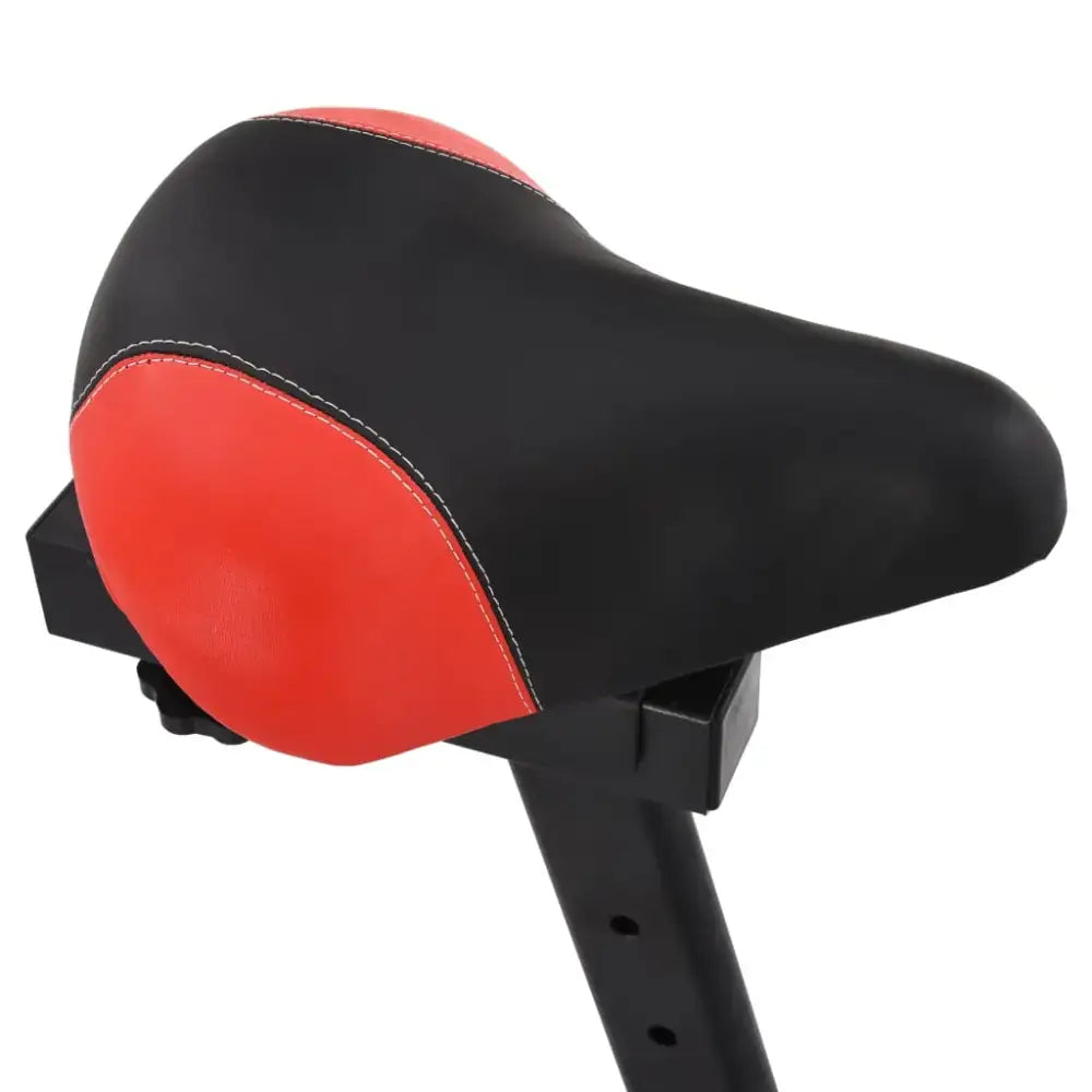 Red en zwart zadel op compacte hometrainer met verstelbaar zadel en rubberen riemaandrijving
