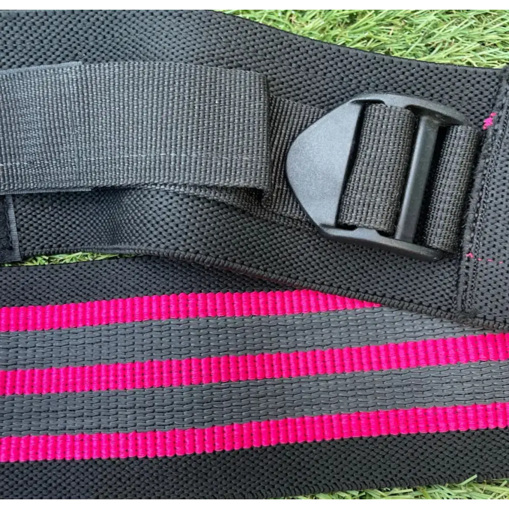 Zwarte klassieke verstelbare bootyband met roze en zwarte gestreepte nylon gesp