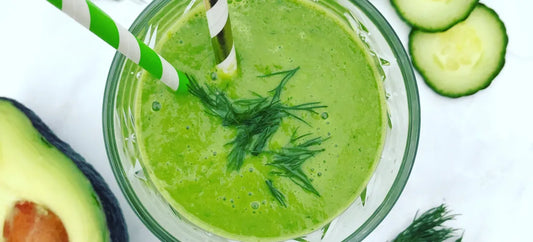 Groene avocado smoothie met avocado en komkommer