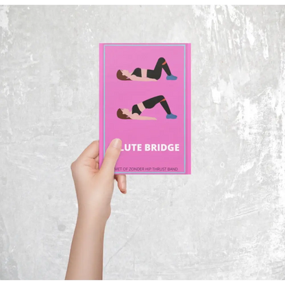 Roze boek of pamflet met de titel ’Glute Bridge’ met illustraties van oefeningen.