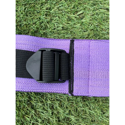 Paarse booty band met verstelbare zwarte gesp en trekkoordzak, perfect voor workouts