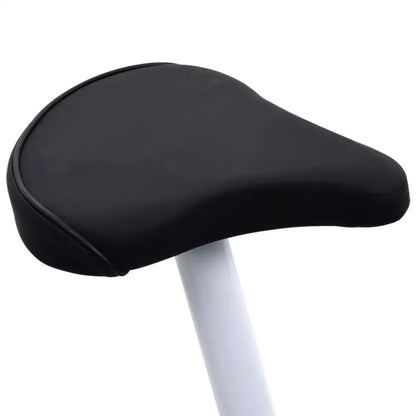 Robuuste hometrainer met zwarte leren zadel en anti-slip pedalen