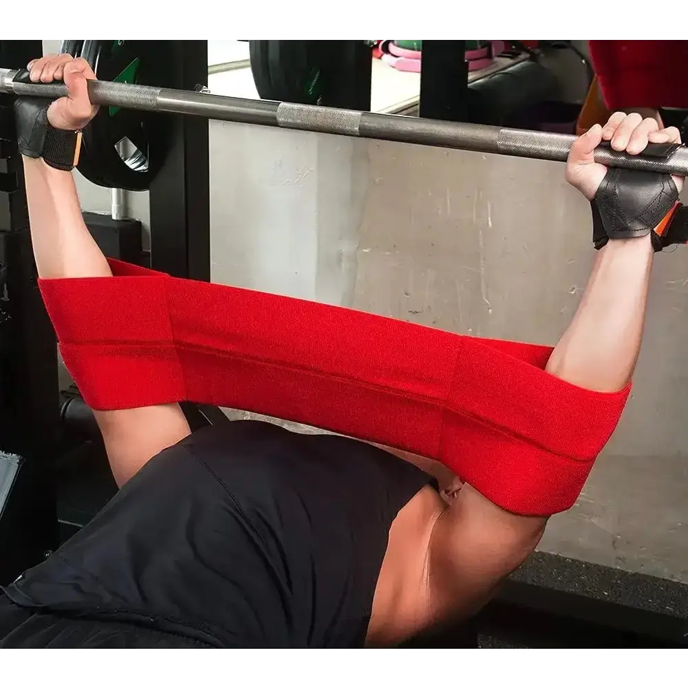 Man met rode weerstand band voor bankdrukken en pushups, ideaal voor beginners