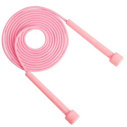 Roze springtouw met plastic handgrepen.