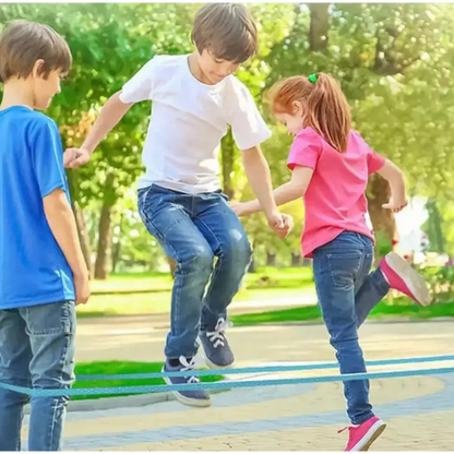 Kinderen spelen jump rope met playground elastic fit op de speelplaats