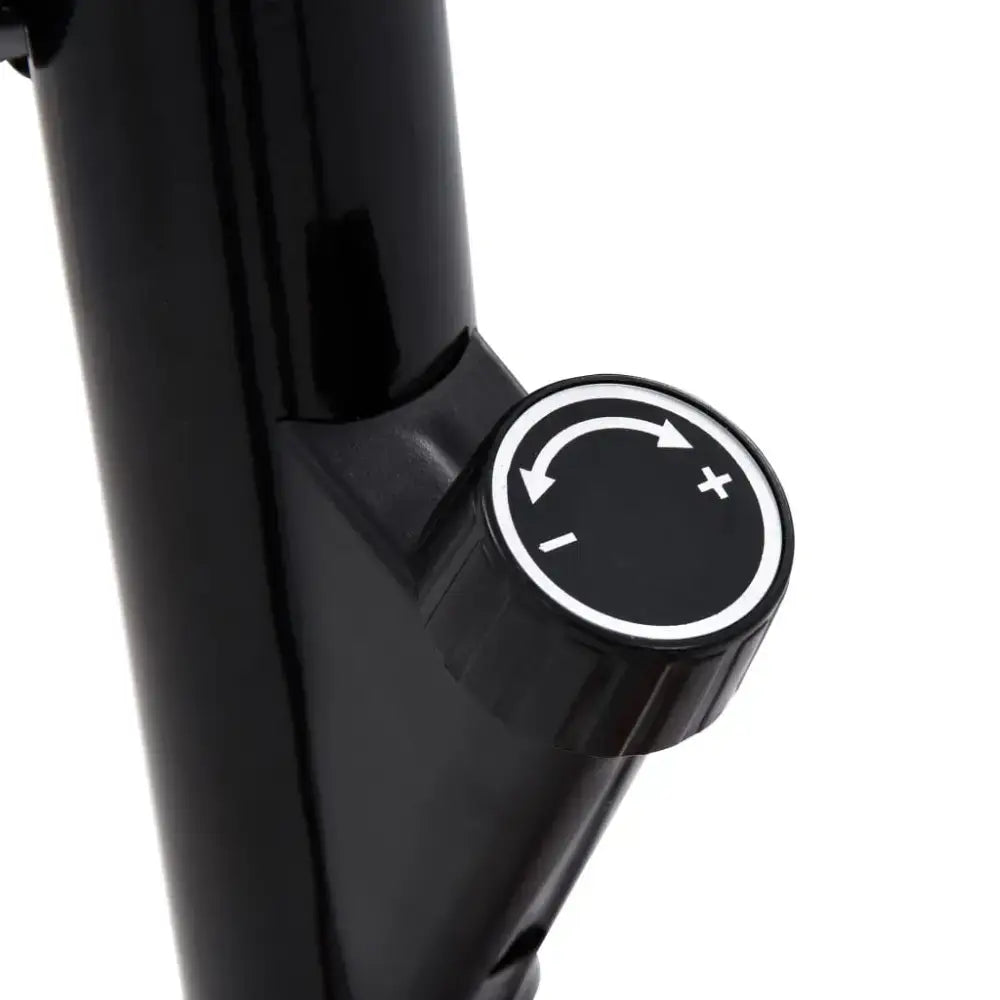 Zwarte verstelbare knop op stevige hometrainer met verstelbaar zadel