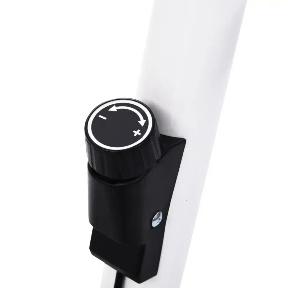 Zwarte ronde knop met pijlen en schroevengat op stevige stalen hometrainer voor thuis afvallen